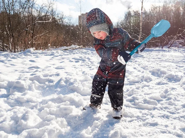 Малыш Делает Снегопад Своей Игрушечной Лопатой Ребенок Играет Снегом Отдых — стоковое фото