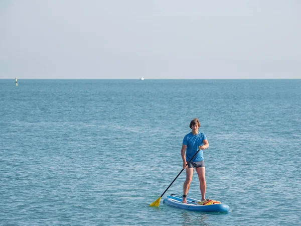 Гребной Постоялец Спортсмен Гребёт Доске Sup Surfing Активный Образ Жизни — стоковое фото