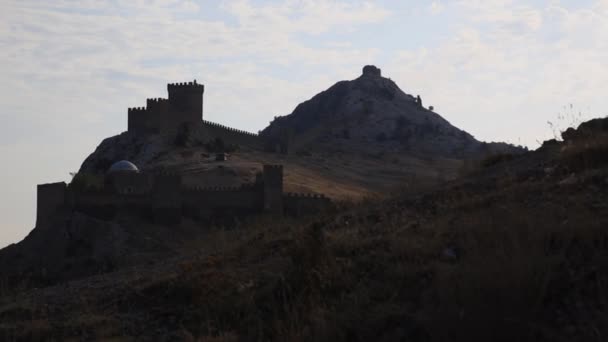 Panorama starożytnej twierdzy Genueńskiej w Sudak. Zabytkowy zabytek architektury o zachodzie słońca. Krym. — Wideo stockowe