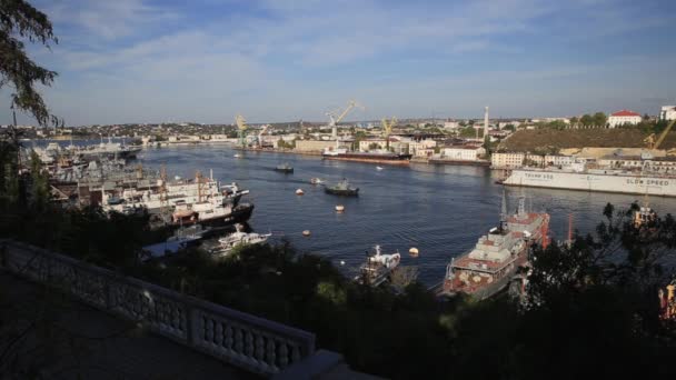 SEVASTOPOL, CRIMEA - 04 oktober 2015. Luchtfoto op Sevastopol Marine Trade Port. Industriële plaats met laadkranen en dokken. — Stockvideo