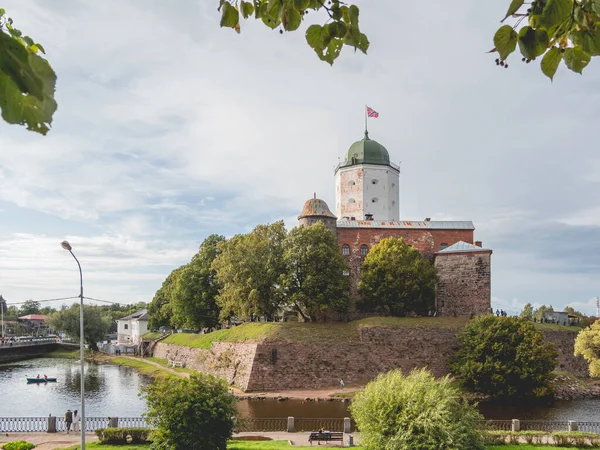 弗吉尼亚Vyborg 2021年8月16日 中世纪维堡城堡是瑞典建造的城堡 圣奥拉夫的白色塔 挂满了国旗 历史和建筑地标 — 图库照片