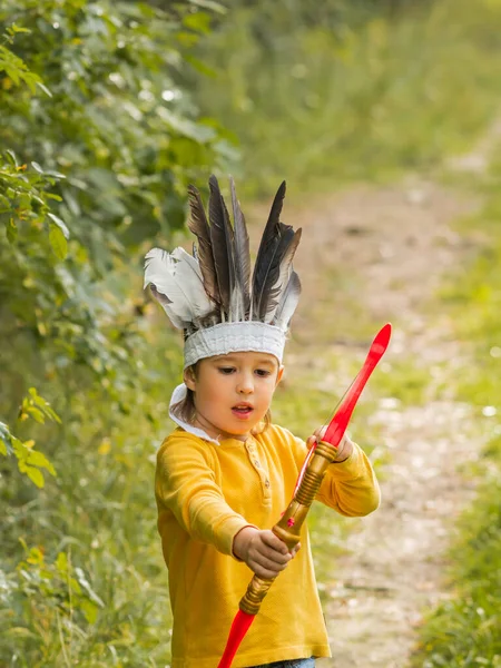 Мальчик Играет Индейца Поле Парня Головной Убор Ручной Работы Перьев — стоковое фото