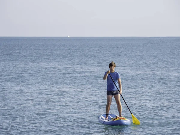 Гребной Постоялец Спортсмен Гребёт Доске Sup Surfing Активный Образ Жизни — стоковое фото