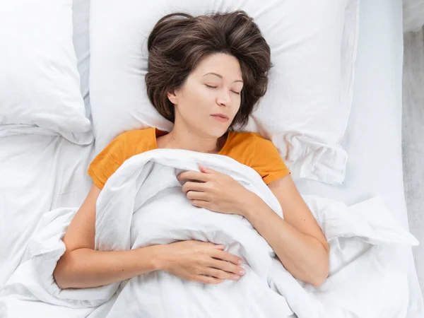 침대에서 코카서스 여성의 흰옷을 상태에서는 건강에 집에서의 — 스톡 사진