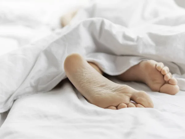 Вид Босые Ноги Одеялом Спальня Освещена Утренним Светом Женщина Спит — стоковое фото