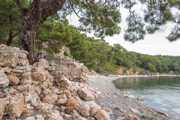 Antik şehir Phaselis 'in kuzey limanı. Antik Lycia kıyısındaki Yunan şehrinin kalıntıları. Türkiye 'de mimari dönüm noktası.