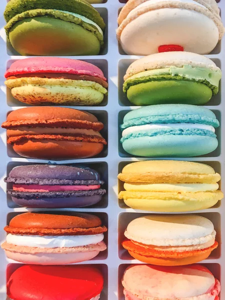 Colorful Macaroons Close Photo Delicious Pastries Box Rainbow Colored Cakes — Stock Photo, Image
