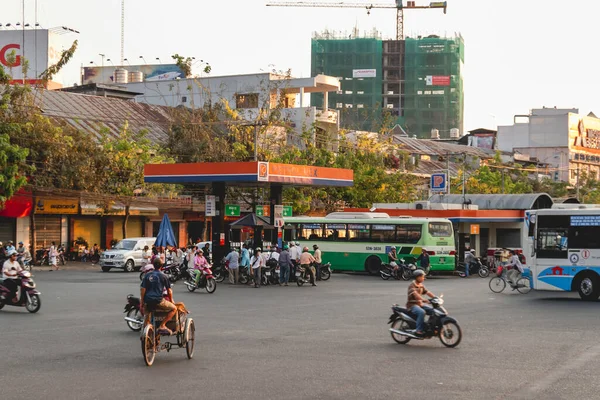 Chi Minh Vietnam Marzo 2009 Adultos Con Niños Conducen Motocicletas — Foto de Stock