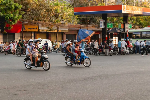 Chi Minh Vietnam Marzo 2009 Adultos Con Niños Conducen Motocicletas — Foto de Stock