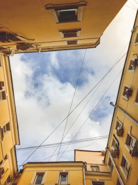 Yakın inşa edilmiş evlerin sarı duvarlarının alt manzarası. Dar avluya da iyi denir. Moskova, Rusya 'daki eski bina..