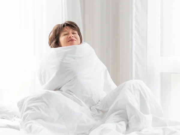 Сонная Женщина Сидит Постели Полностью Покрытая Белым Одеялом Тяжело Вставать — стоковое фото