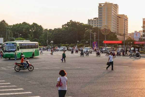 Chi Minh Vietnam Marzo 2009 Conductores Motocicletas Peatones Cruces Cebra — Foto de Stock