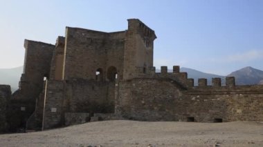 Sudak kasabasındaki Ceneviz kalesinin avlusunda. Güneşli bir günde tarihi mimari dönüm noktası. Kırım.