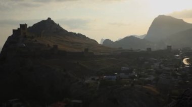 Sudak kasabasındaki antik Ceneviz kalesinin panoraması. Günbatımında tarihi mimari dönüm noktası. Kırım.