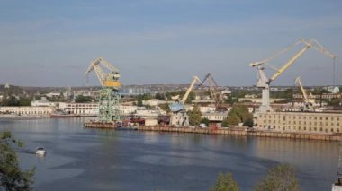 SEVASTOPOL, CRIMEA - Ekim 04, 2015. Sivastopol Deniz Ticaret Limanı 'nın havadan görüntüsü. Kargo vinçleri ve rıhtımı olan sanayi bölgesi..