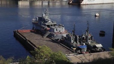 SEVASTOPOL, CRIMEA - Ekim 04, 2015. Sivastopol Deniz Ticaret Limanı 'nın havadan görüntüsü. Rıhtıma demirlemiş gemi ve denizaltıları olan sanayi bölgesi..