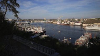 SEVASTOPOL, CRIMEA - Ekim 04, 2015. Sivastopol Deniz Ticaret Limanı 'nın havadan görüntüsü. Kargo vinçleri ve rıhtımı olan sanayi bölgesi..