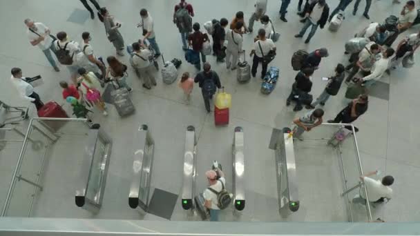 Μόσχα, Ρωσία - 28 Ιουνίου, 2021. Κάτοψη της μετακίνησης των ατόμων στον πρώτο όροφο στην αίθουσα του αεροδρομίου του Domodedovo. — Αρχείο Βίντεο