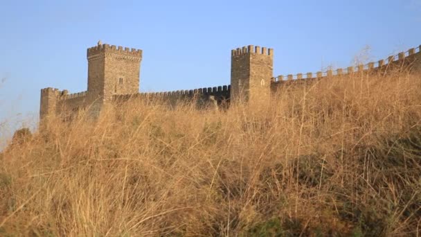 Widok na dno starożytnej twierdzy Genueńskiej w mieście Sudak. Zabytkowy zabytek architektury o zachodzie słońca. Krym. — Wideo stockowe