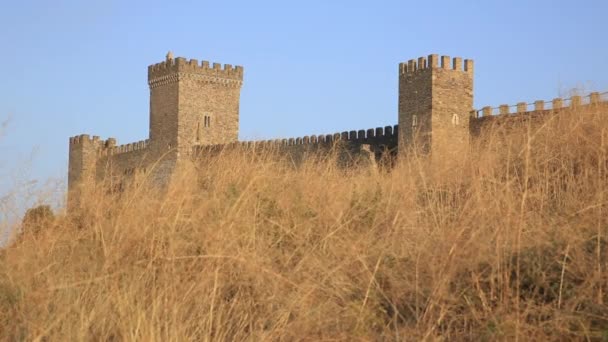 Κάτω όψη του αρχαίου Γενοβέζικου φρουρίου στην πόλη του Σουδάν. Ιστορική αρχιτεκτονική ορόσημο στο ηλιοβασίλεμα. Κριμαία. — Αρχείο Βίντεο