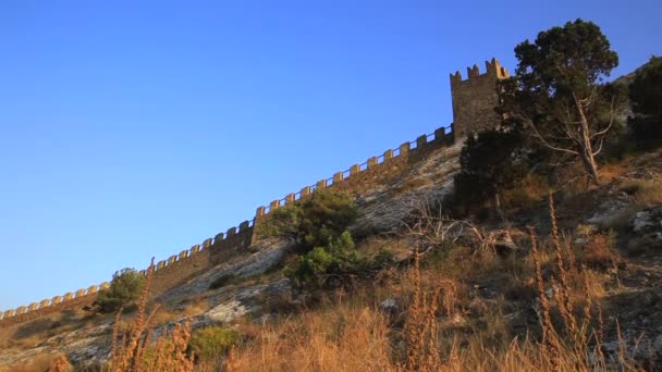 Untere Ansicht der alten genuesischen Festung in der Stadt Sudak. Historisches architektonisches Wahrzeichen bei Sonnenuntergang. Krim. — Stockvideo