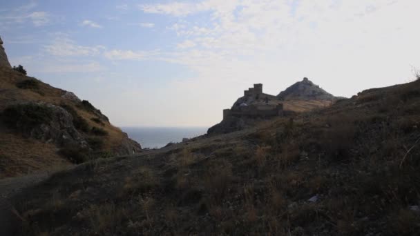 Sudak kasabasındaki antik Ceneviz kalesinin panoraması. Günbatımında tarihi mimari dönüm noktası. Kırım. — Stok video