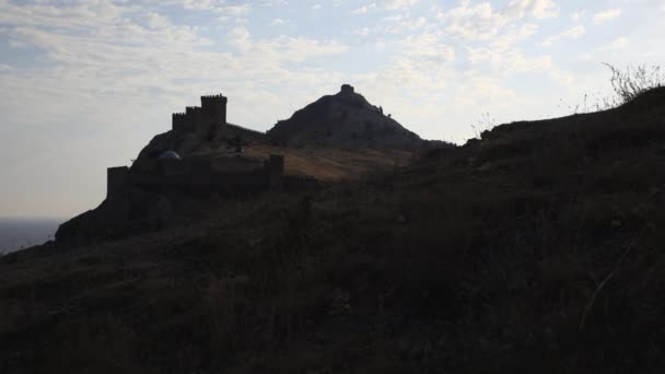 Панорама стародавньої генуезької фортеці в місті Судак. Історична пам'ятка архітектури на заході сонця. Крим. — стокове відео