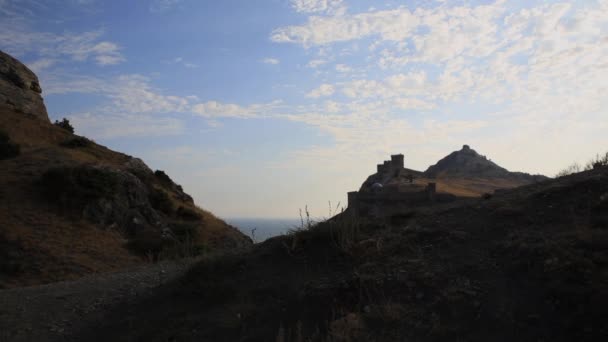 Panorama starożytnej twierdzy Genueńskiej w Sudak. Zabytkowy zabytek architektury o zachodzie słońca. Krym. — Wideo stockowe