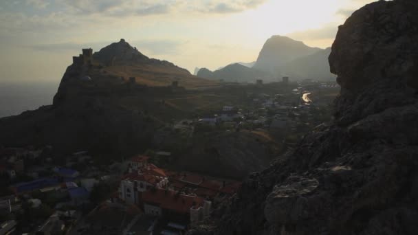 Panorama der alten genuesischen Festung in der Stadt Sudak. Historisches architektonisches Wahrzeichen bei Sonnenuntergang. Krim. — Stockvideo