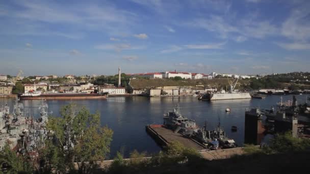 SEVASTOPOL, CRIMEA - 04 ottobre 2015. Vista aerea su Sebastopoli Marine Trade Port. Posto industriale con gru e banchine di carico. — Video Stock