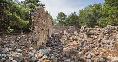 Antik şehir Phaselis 'in kalıntıları. Hasarlı binaların taşları. Türkiye 'nin mimari simgesi.