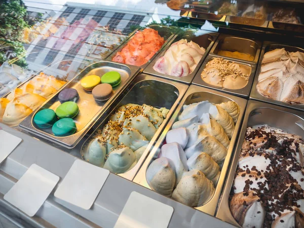 Metallbehälter Mit Buntem Eis Und Gebäck Kalte Desserts Mit Verschiedenen — Stockfoto