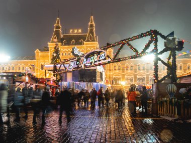 MOSCOW, Rusya - 10 Aralık 2017. GUM yakınlarındaki geleneksel Noel fuarındaki insanlar, Ana Mağaza binası. Yeni yıl kutlaması.