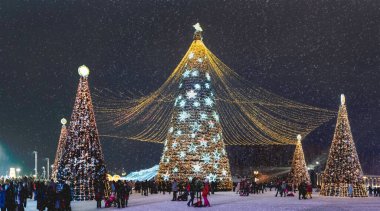 ODINTSOVO, RUSSIA - 3 Ocak 2021. Ampullerle süslenmiş Noel ağacı manzarası. İnsanlar kış tatilinde Vatanseverlerin parkında yürüyor..