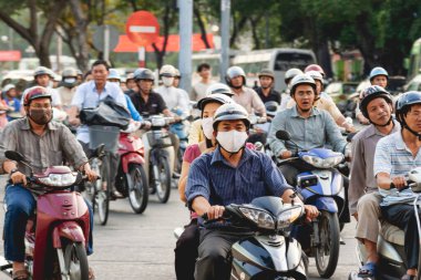 HO CHI MINH, VİETNAM - 28 Mart 2009. Ho Chi Minh şehrinin tarihi merkezinde yerel halk sokakta motosiklet kullanıyor..