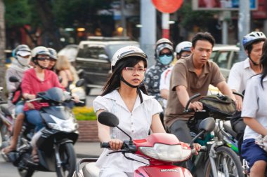 HO CHI MINH, VİETNAM - 28 Mart 2009. Ho Chi Minh şehrinin tarihi merkezinde yerel halk sokakta motosiklet kullanıyor..