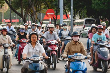 HO CHI MINH, VİETNAM - 28 Mart 2009. Ho Chi Minh şehrinin tarihi merkezinde yerel halk sokakta motosiklet kullanıyor..