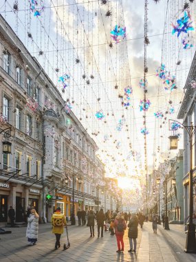 MOSCOW, Rusya - 02 Kasım 2019. Yerel halk ve turistler ünlü Nikolskaya caddesinde ampullerle süslenmiş şekilde yürüyorlar.