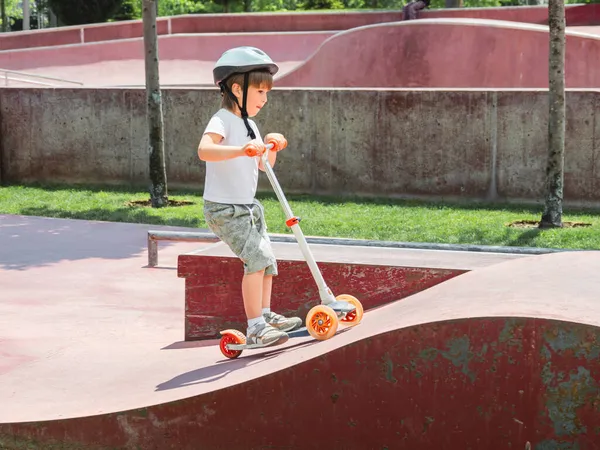 Petit Garçon Promenades Kick Scooter Dans Skate Park Structures Spéciales — Photo