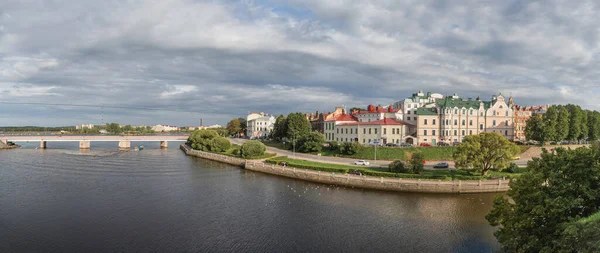 Vyborg ロシア 2021年8月16日 有名なヴィボルグ城から古い様式の建物と旧市街のパノラマビュー — ストック写真