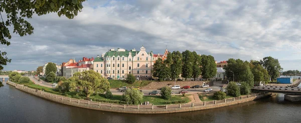 Vyborg ロシア 2021年8月16日 有名なヴィボルグ城から古い様式の建物と旧市街のパノラマビュー — ストック写真