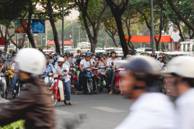 HO CHI MINH, VİETNAM - 28 Mart 2009. Ho Chi Minh şehrinin tarihi merkezinde yerel halk sokakta motosiklet kullanıyor..