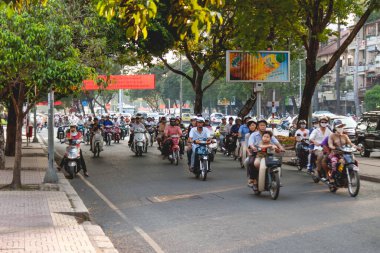 HO CHI MINH, VİETNAM - 28 Mart 2009. Ho Chi Minh şehrinin tarihi merkezinde yerel halk sokakta motosiklet kullanıyor..