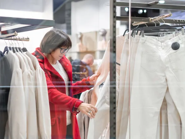 Mulher Escolhe Vestido Loja Roupas Calças Casuais Penduradas Cabides Vista — Fotografia de Stock