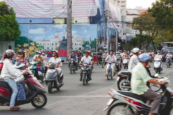 Chi Minh Vietnam Marzo 2009 Gente Local Conduce Motocicletas Calle — Foto de Stock