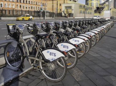 MOSCOW, Rusya - 07 Kasım 2021. Bisikletler caddeye park edilmiş. Turistler için şehir yolu ve çevre dostu ulaşım.