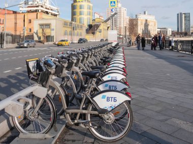 MOSCOW, Rusya - 7 Kasım 2021. Bisikletler caddeye park edilmiş. Turistler için şehir yolu ve sıra sıra çevre dostu araçlar. 