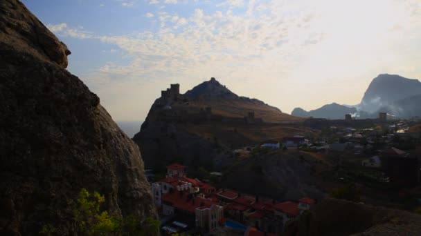 Panorama van het oude Genuese fort in Sudak stad. Historisch architectonisch monument bij zonsondergang. Krim. — Stockvideo