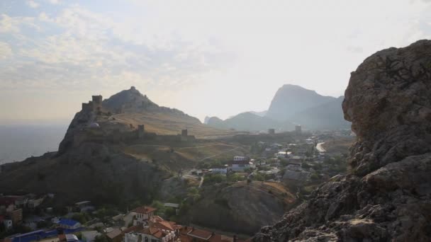 Sudak kasabasındaki antik Ceneviz kalesinin panoraması. Günbatımında tarihi mimari dönüm noktası. Kırım. — Stok video