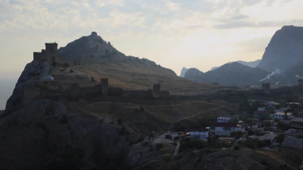 Panorama der alten genuesischen Festung in der Stadt Sudak. Historisches architektonisches Wahrzeichen bei Sonnenuntergang. Krim. — Stockvideo
